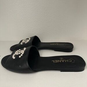 Pearl Chanel logo slides